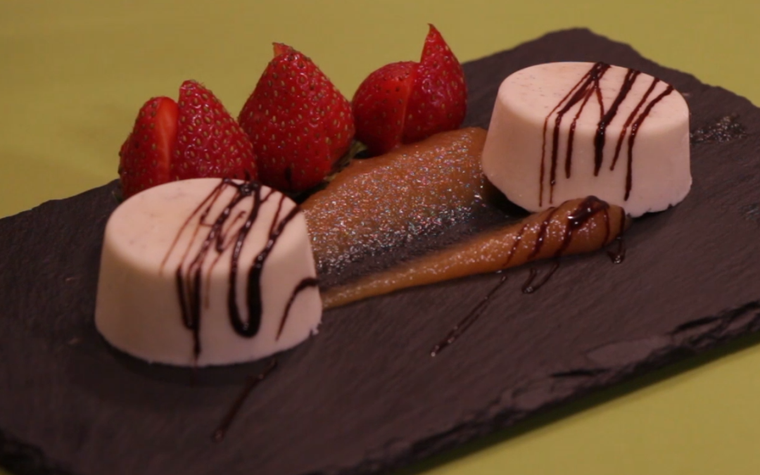 Semifrío Ajo Negro con compota de chocolate y fresa